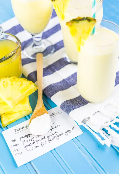 Ananas-Ingwer-Smoothie mit griechischem Joghurt — Stockfoto