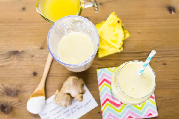 Ananas-Ingwer-Smoothie mit griechischem Joghurt — Stockfoto