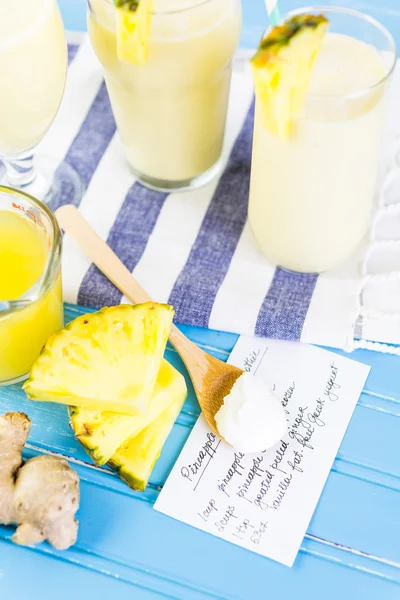 Имбирный коктейль с ананасом и греческим йогуртом — стоковое фото