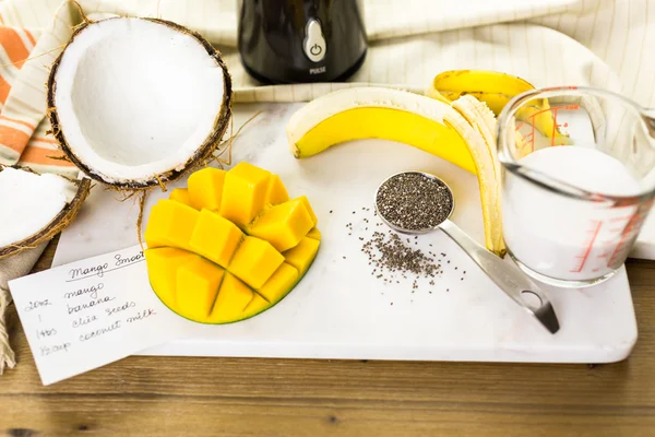 Smoothie banane mangue aux graines de chia — Photo