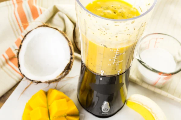 Smoothie banane mangue aux graines de chia — Photo