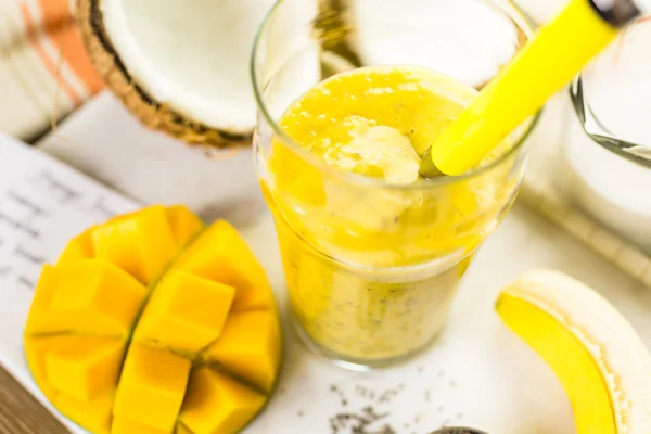 Batido de plátano de mango con semillas de chía — Foto de Stock