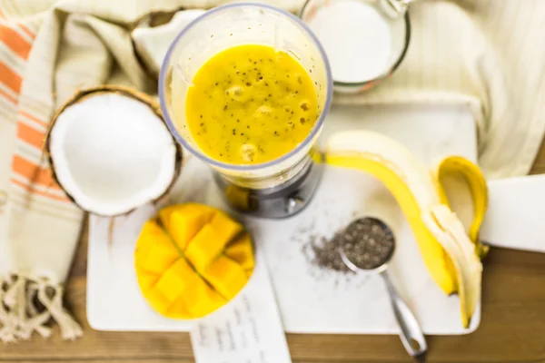 Batido de plátano de mango con semillas de chía — Foto de Stock