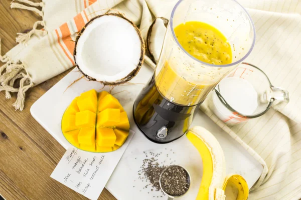 Mango Banaan smoothie met chia zaden — Stockfoto