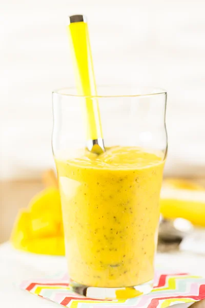 Mango Bananen Smoothie mit Chiasamen — Stockfoto