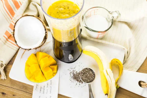 Koktajl bananowy mango z nasiona chia — Zdjęcie stockowe