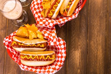 Ketçap ve hardal ile ızgara sosis