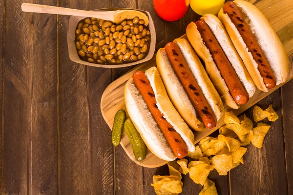 Hot dog alla griglia su focacce di hot dog bianchi — Foto Stock