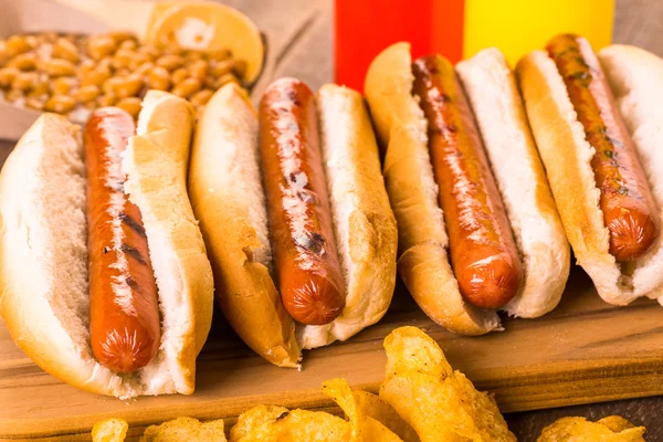 Cachorros-quentes grelhados em um cachorro-quente branco — Fotografia de Stock