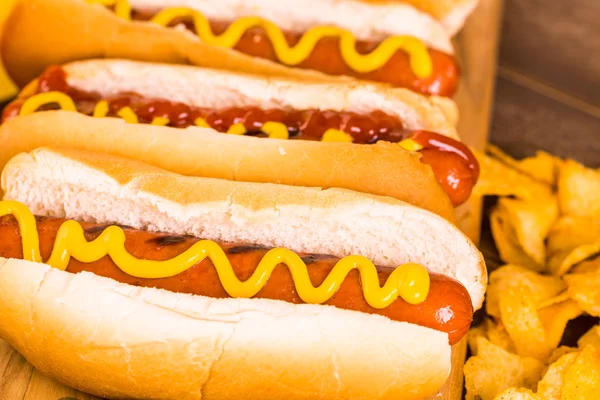 Cachorros quentes grelhados com mostarda e ketchup — Fotografia de Stock