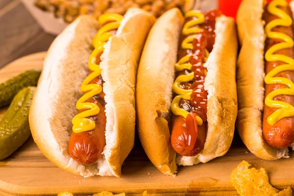 Perros calientes a la parrilla con mostaza y ketchup — Foto de Stock