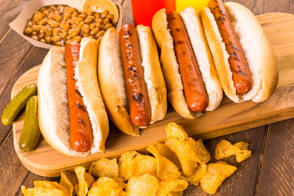 Cachorros quentes grelhados com mostarda e ketchup — Fotografia de Stock