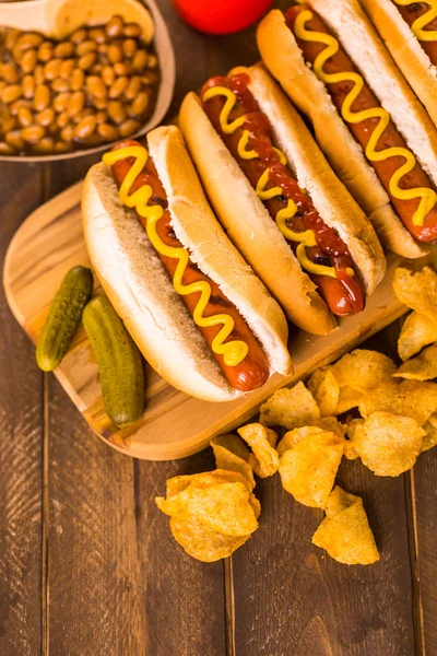 Perros calientes a la parrilla con mostaza y ketchup — Foto de Stock