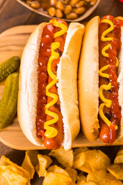 Perros calientes a la parrilla con mostaza y ketchup — Foto de Stock