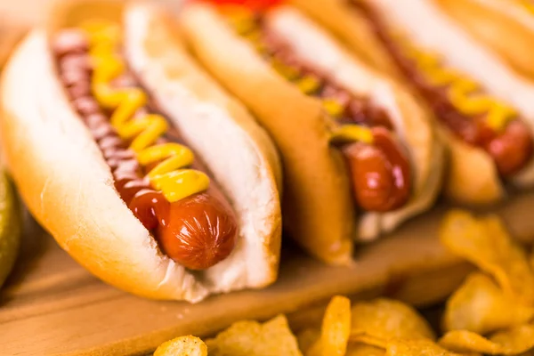 Cachorros quentes grelhados com mostarda e ketchup — Fotografia de Stock