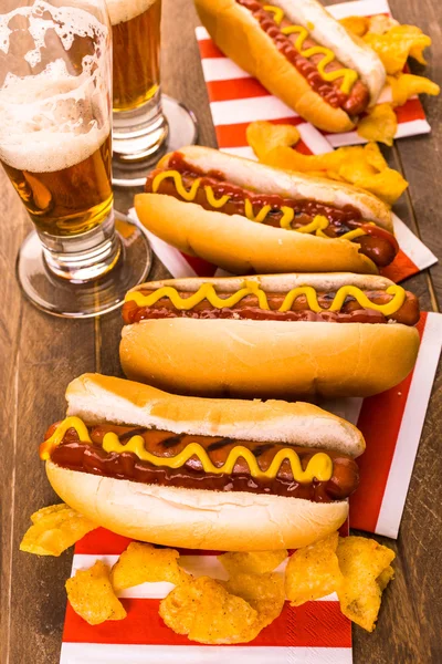 Cachorros quentes grelhados com mostarda e ketchup — Fotografia de Stock