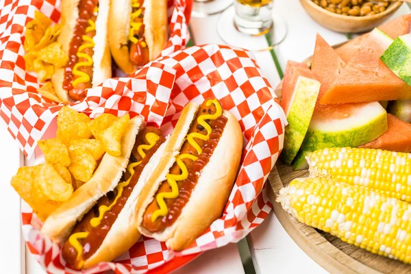 Sült hot dog mustárral, és ketchup — Stock Fotó
