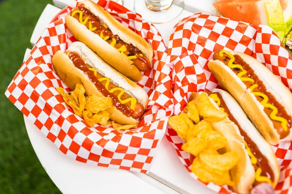 Perros calientes a la parrilla con mostaza y ketchup — Foto de Stock