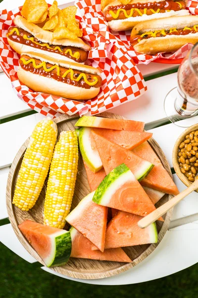 Hot-dogs grillés à la moutarde et au ketchup — Photo