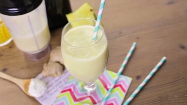 ananas Kızıl yüzlü Yunan yoğurt ile