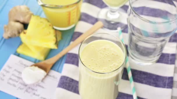 Batido de gengibre de abacaxi com iogurte grego — Vídeo de Stock