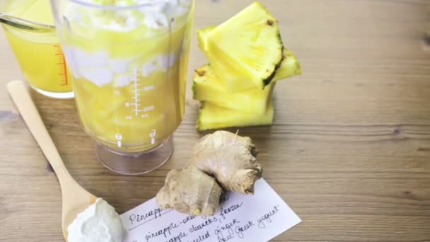 Ananas ingefära smoothie med grekisk yoghurt — Stockvideo