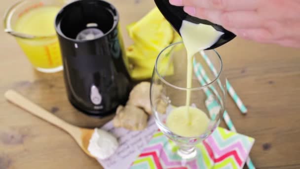 Ananas gember smoothie met Griekse yoghurt — Stockvideo