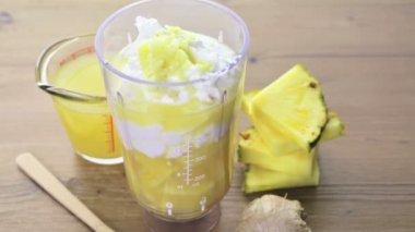 ananas Kızıl yüzlü Yunan yoğurt ile