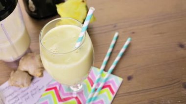 ananas Kızıl yüzlü Yunan yoğurt ile