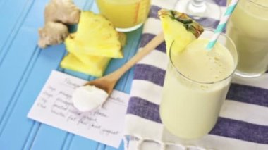 ananas Kızıl yüzlü Yunan yoğurt ile
