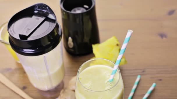 Имбирный коктейль с ананасом и греческим йогуртом — стоковое видео