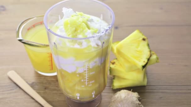 Batido de gengibre de abacaxi com iogurte grego — Vídeo de Stock