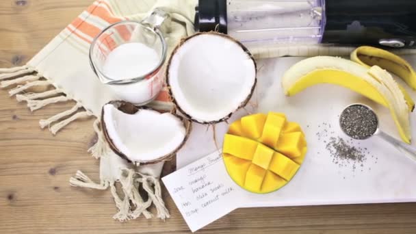 Batido de plátano de mango con semillas de chía — Vídeo de stock