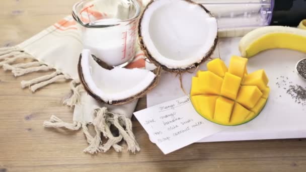 Mango banánový koktejl s chia semen — Stock video