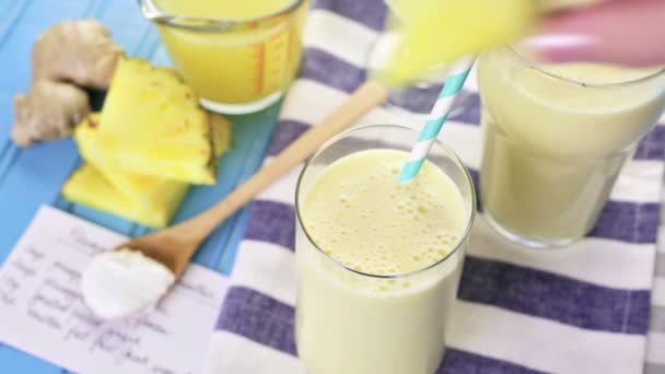 Batido de jengibre de piña con yogur griego — Vídeo de stock