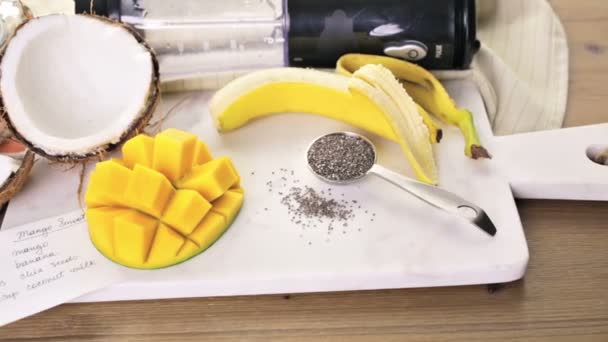 Mango banánový koktejl s chia semen — Stock video