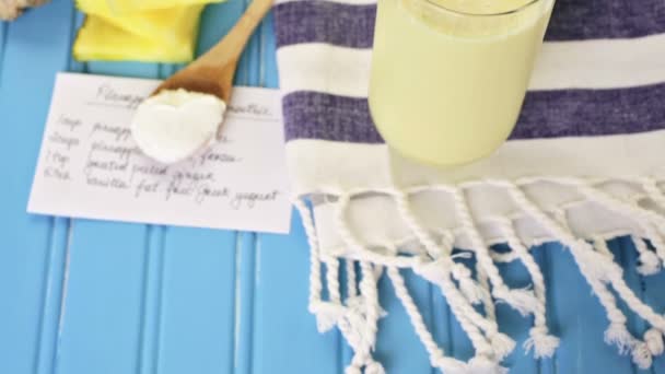 Batido de jengibre de piña con yogur griego — Vídeos de Stock