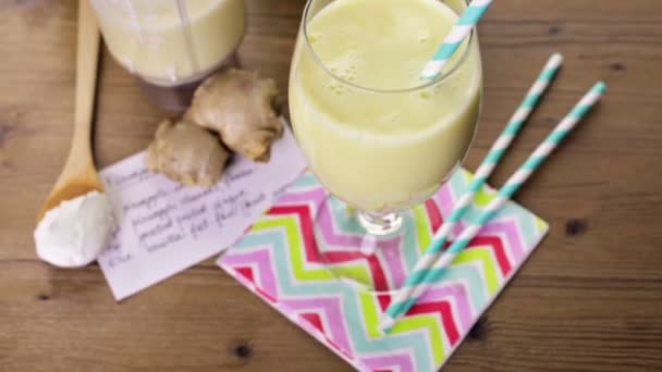 Pineapple ginger smoothie with Greek yogurt — Stock Video