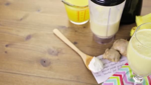 Smoothie au gingembre à l'ananas avec yaourt grec — Video