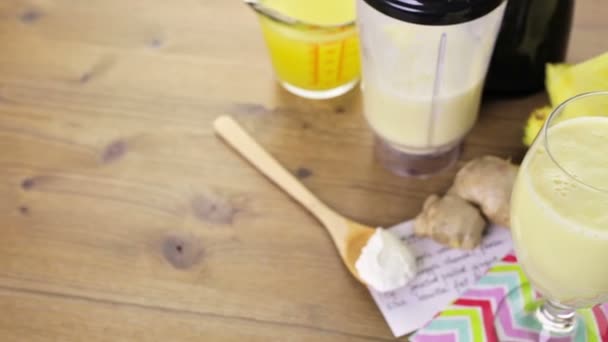 Ananas gember smoothie met Griekse yoghurt — Stockvideo