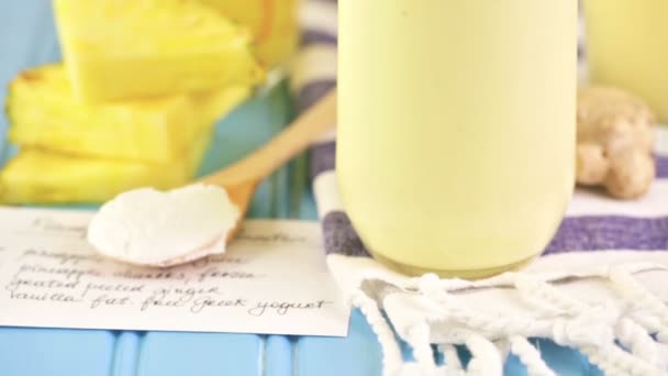 Ananas-Ingwer-Smoothie mit griechischem Joghurt — Stockvideo