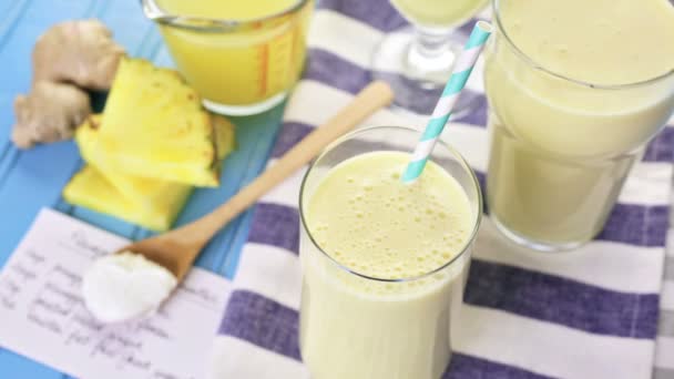 Ananas gember smoothie met Griekse yoghurt — Stockvideo