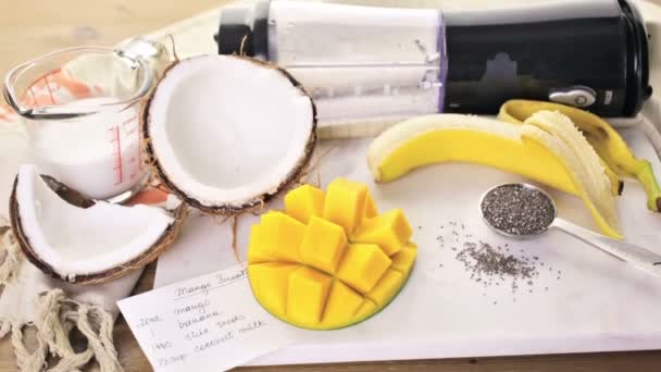 Mango Banaan smoothie met chia zaden — Stockvideo