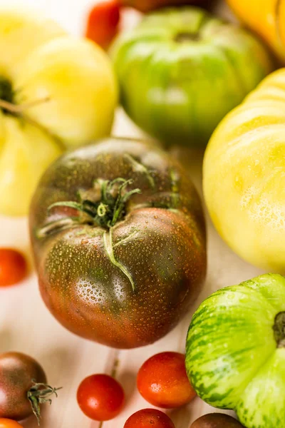 Tomates frescos de la reliquia —  Fotos de Stock