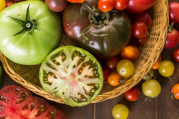 Vers geplukt erfstuk tomaten — Stockfoto