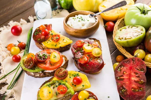 Freshly picked heirloom tomatoes — Stock Photo, Image