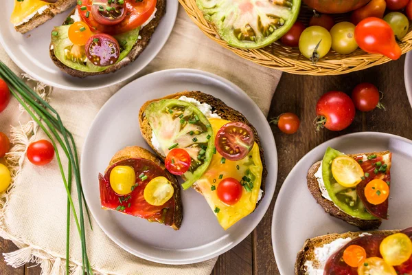 Freshly picked heirloom tomatoes — Stock Photo, Image