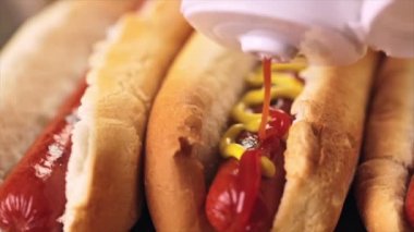 Beyaz sosisli çörek üzerinde ızgara sosis