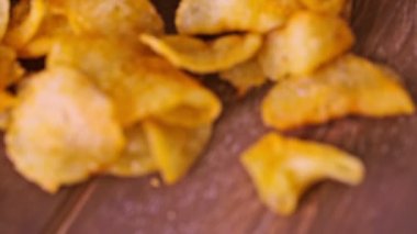 Beyaz sosisli çörek üzerinde ızgara sosis