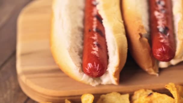 Grilled hot dogs on a white hot dog buns — Stock Video